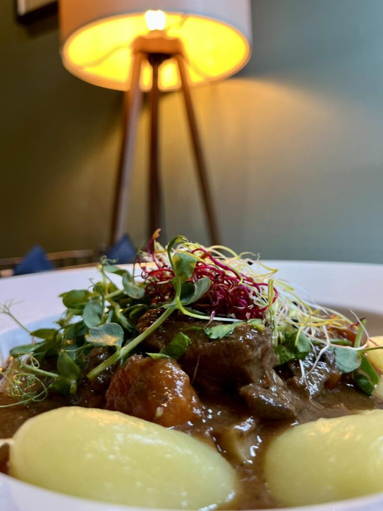 Gulasz z jelenia i dzika - skontaktuj się z restauracją Regionalne Doznania